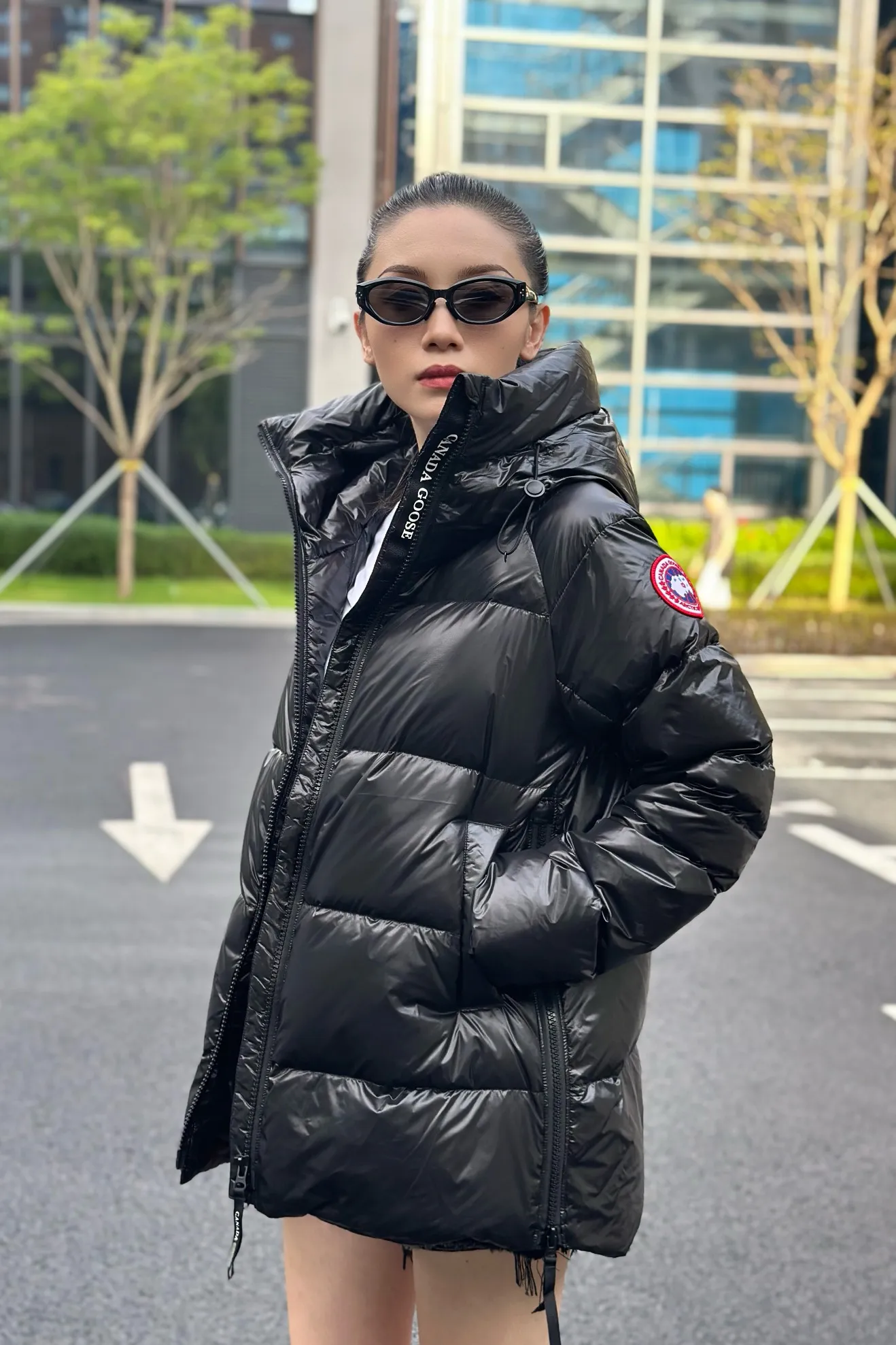 P1060 Big Goose 2239L Women's Puff Bread Jacket [Specially for foreign trade with high quality] Canada Goose Canada Goose Cypress Series Hooded Waterproof, Windproof and Warm Down Jacket Women's The new style of the Cypress series will make you stand out. This down jacket is an ideal winter piece. This style is filled with white duck down. Featuring a thin, channel-filled construction with lightweight fabrics and trim, it feels lightweight and adds warmth. The chin-protecting suede knit stand-up collar is soft and adds comfort. An adjustable down hood with cord closure adds warmth and protection against the elements. The back is designed with the iconic double-stripe black reflective decorative stripes to make you more visible in dim environments. The inner layer has removable elastic straps, making the jacket easy to carry on the shoulder and hands-free. Side zipper gusset dries and breathes when moving. Color: black with red label, silver birch Size: XS-2XL